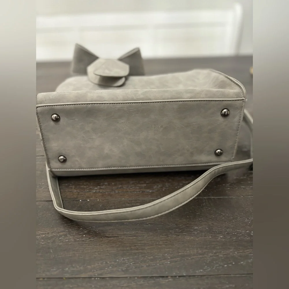 EUC Gray crossbody purse with bow - Picture 5 of 7